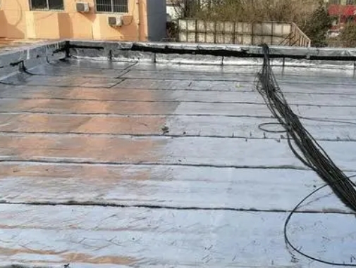 宁波卫生间漏水维修公司分享下宁波屋面楼顶防水刚性防水层施工要点。